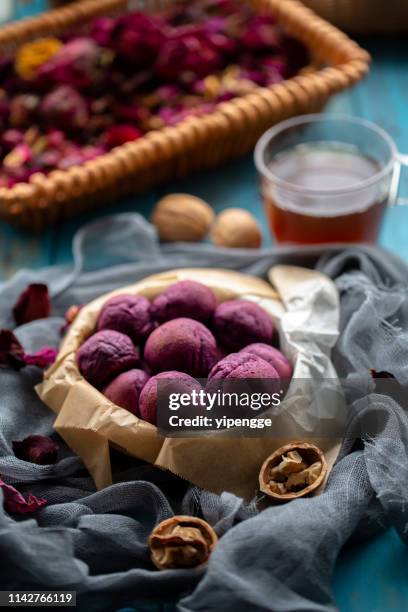 hausgebäckige bäckerei: süße lila kartoffelbälle - kartoffelblüte nahaufnahme stock-fotos und bilder