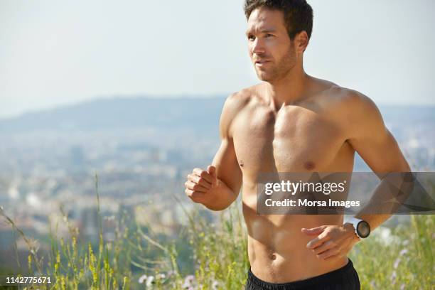determinado hombre sin camisa corriendo en el parque en verano - sin camisa fotografías e imágenes de stock