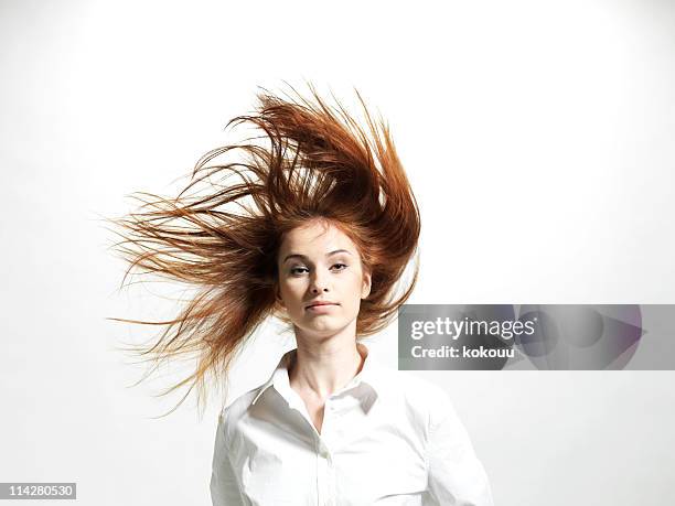 dynamique de cheveux femmes - visage caché par les cheveux photos et images de collection