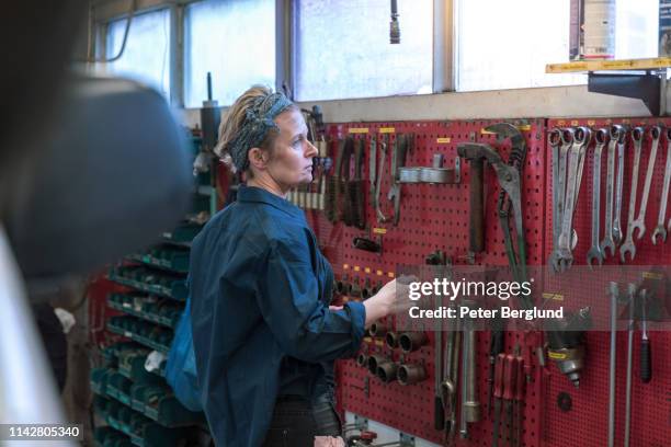 female mechanic - headband stock pictures, royalty-free photos & images