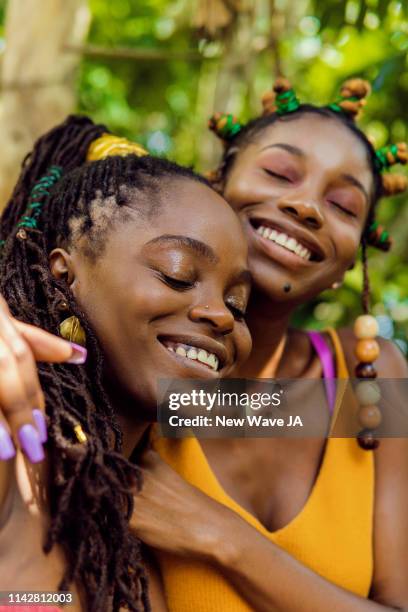 vibrant women in jamaica - jamaikanischer abstammung stock-fotos und bilder