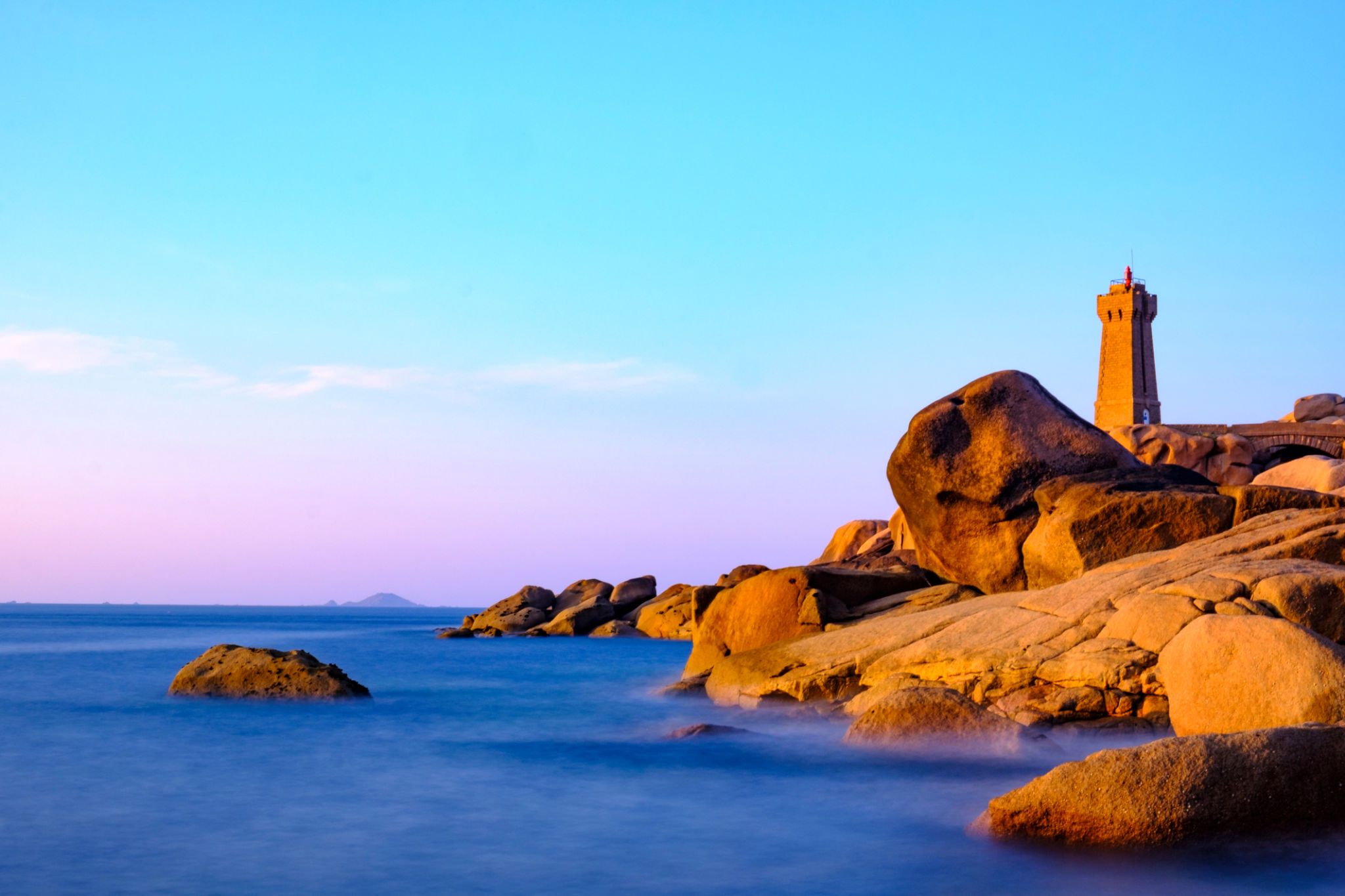 Phare de Ploumanach à la côte de granit rose en Bretagne, en France pendant le coucher du soleil Phare de Ploumanach à la côte de granit rose en Bretagne, en France pendant le coucher du soleil