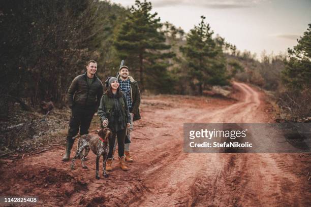 jagd ist unser lebensstil - apportierhund stock-fotos und bilder