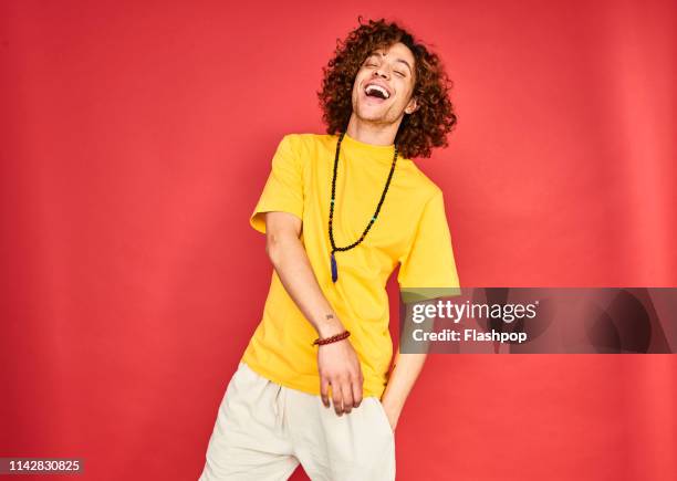 colourful studio portrait of a young man - dynamiser photos et images de collection