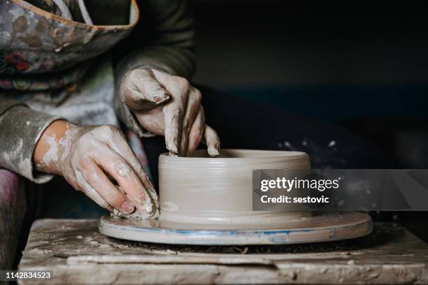 potter at work - torno de oleiro imagens e fotografias de stock