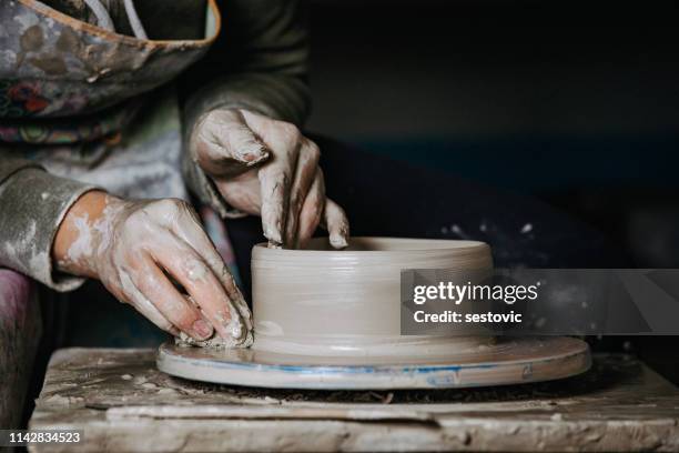 potter at work - cerâmica imagens e fotografias de stock