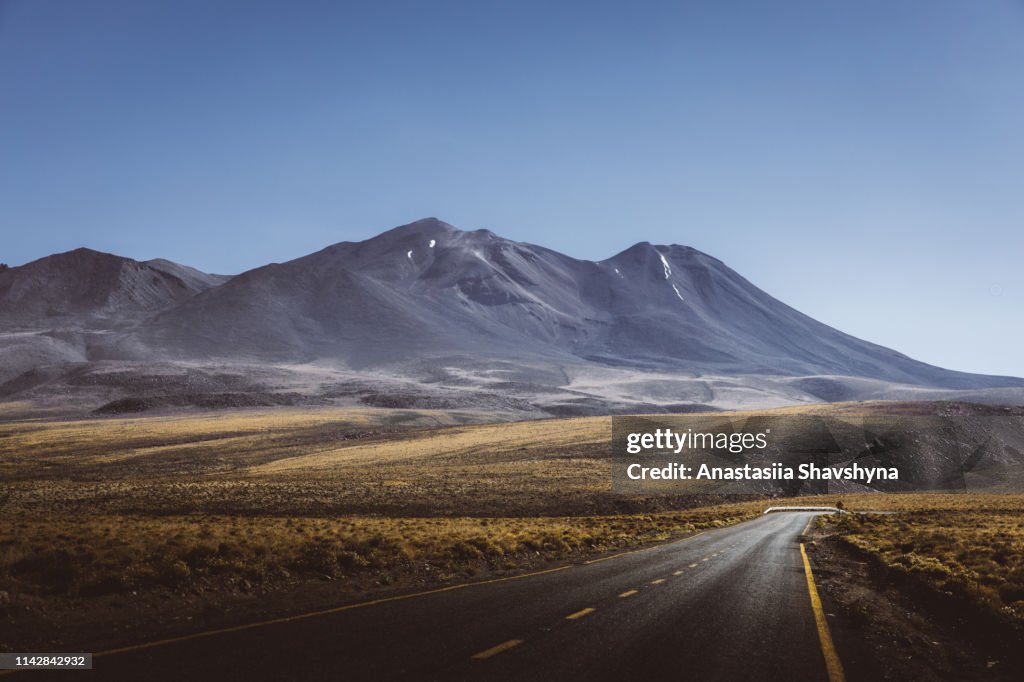 Vista panorámica de la carretera de montaña en el desierto de Atacama