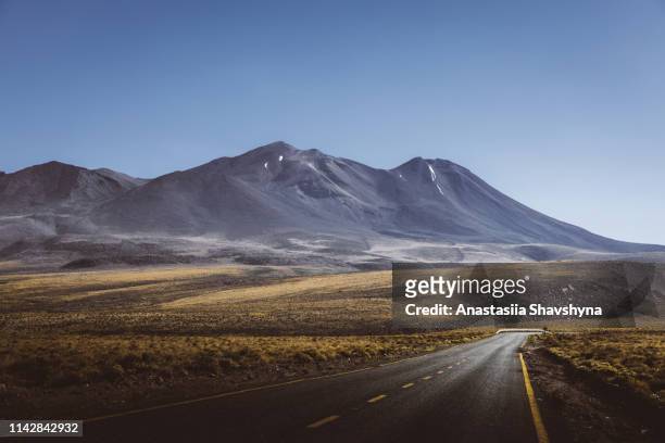schilderachtig uitzicht op mountain road in atacama desert - bergketen stockfoto's en -beelden