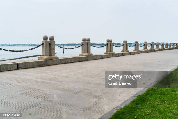 along the lake a straight promenade - uferpromenade stock-fotos und bilder