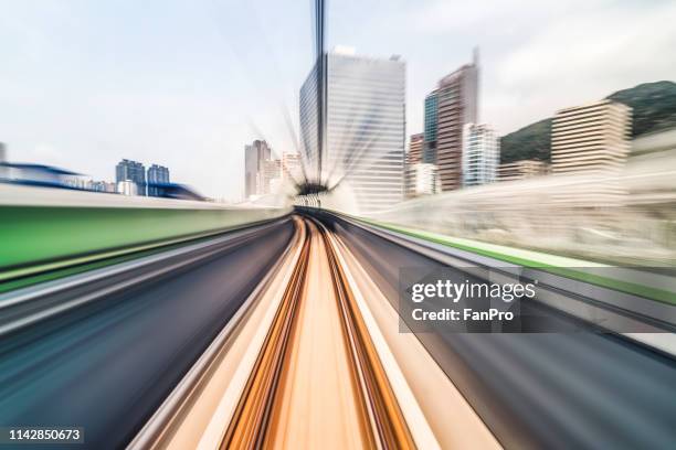 fast moving in city, shuttle time and space, in hong kong - fluchtpunkt   stadt stock-fotos und bilder