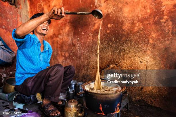 indiase straatverkoper verkoop van tea-masala chai in jaipur - chai stockfoto's en -beelden