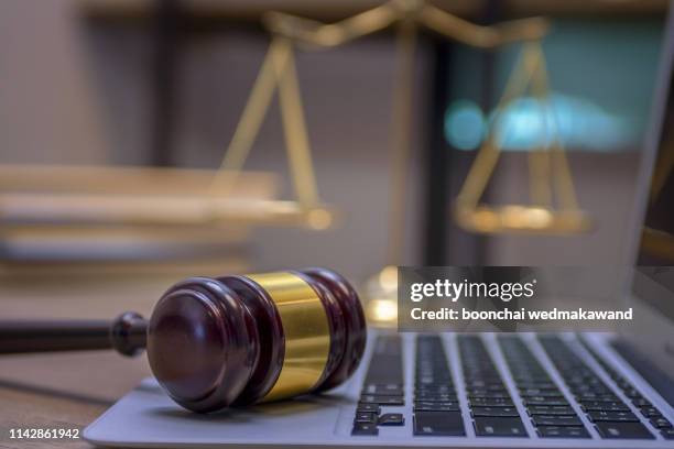 judge gavel with justice lawyers, - compulsory photos et images de collection