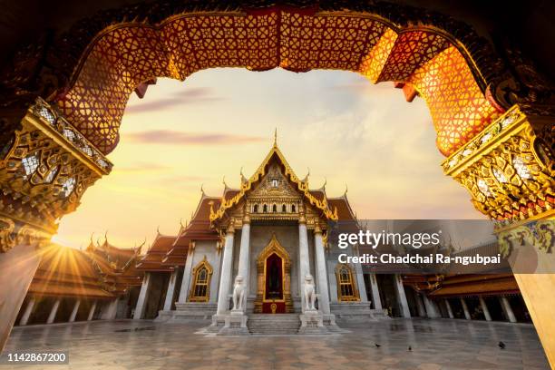 marble temple (wat benchamabophit) in reflection, bangkok - the emerald buddha temple in bangkok stock pictures, royalty-free photos & images