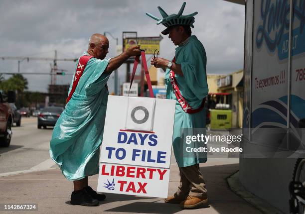 Man Signing Zero Using Hand Zero Hand Sign Photos and Premium High Res Pictures - Getty Images