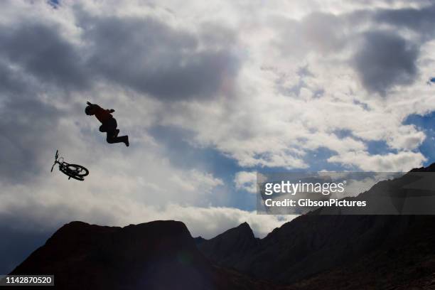 mountainbike wipeout - wipeout sportunfall stock-fotos und bilder