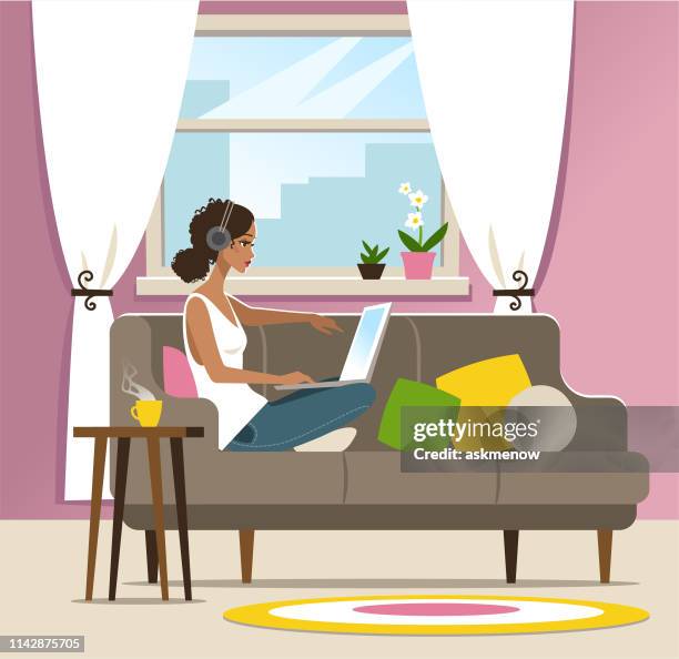 ilustraciones, imágenes clip art, dibujos animados e iconos de stock de oficina en el hogar - mujeres jóvenes