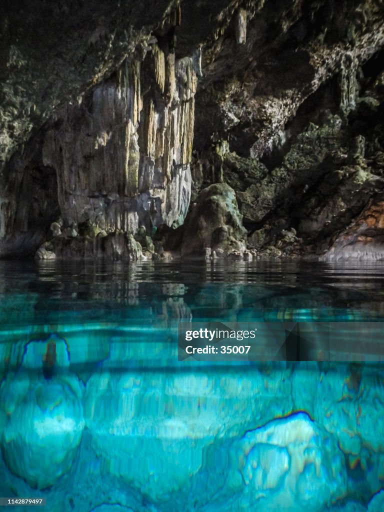 Aguas cristalinas de color turquesa en la cueva Saturno, Cuba