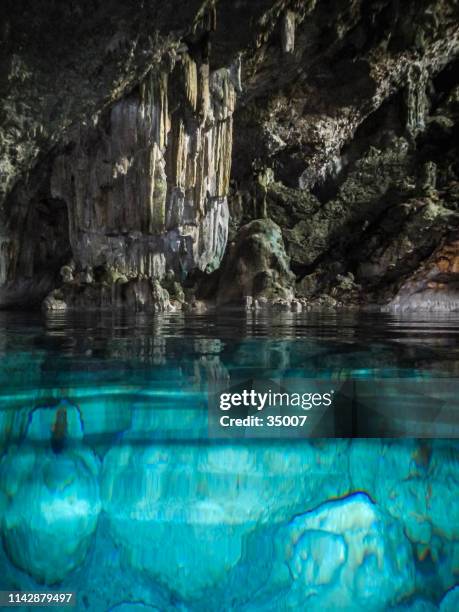 turquoise kristalhelder water op de saturno cave, cuba - ondergrond stockfoto's en -beelden