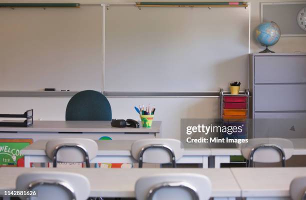 empty desks in classroom - primary school class stock pictures, royalty-free photos & images