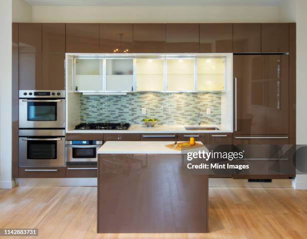 counter and island in modern kitchen - kitchen island stock pictures, royalty-free photos & images