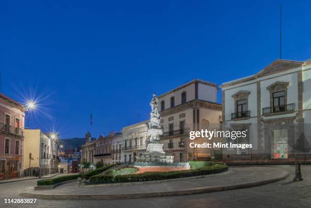 monument in plaza de la paz lit up at night, guanajuato, guanajuato, mexico - guanajuato mexico stock pictures, royalty-free photos & images
