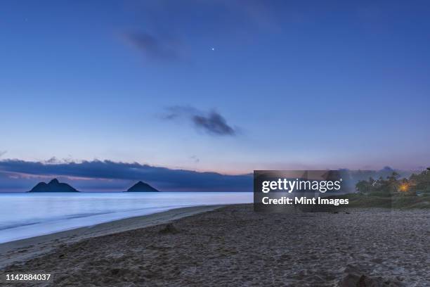 waves washing up on tropical beach at twilight, kailua, hawaii, united states - praia noite imagens e fotografias de stock