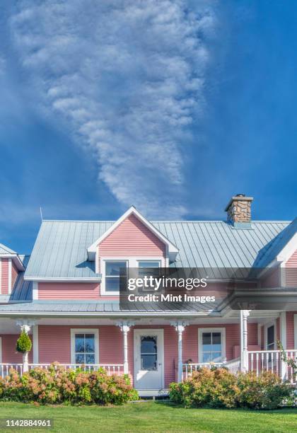 bed and breakfast overlooking sunny yard - eastern townships quebec stock pictures, royalty-free photos & images