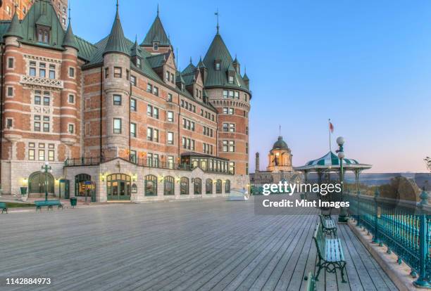 chateau frontecac at dawn, quebec, canada - hotel chateau frontenac stock-fotos und bilder