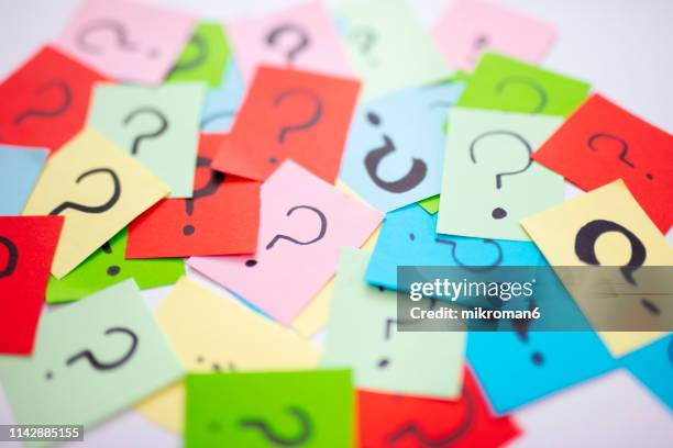 shot of question marks on colorful adhesive notes - punctuation mark ストックフォトと画像