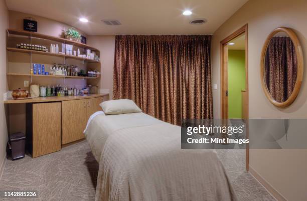 massage table in beauty salon - massage room fotografías e imágenes de stock