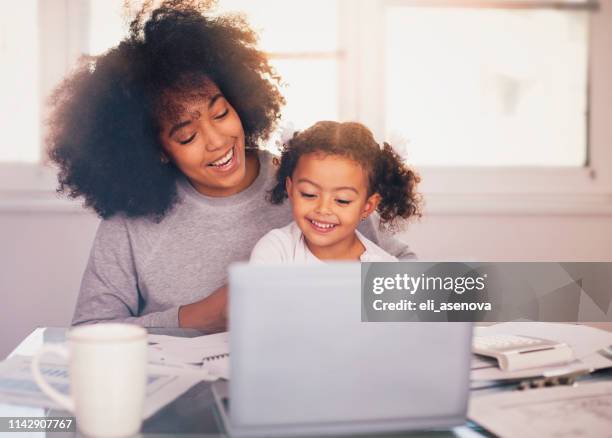 giovane madre che lavora e trascorre del tempo con sua figlia - madre capofamiglia foto e immagini stock