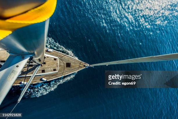 velero en el mar azul profundo - aluminium boat fotografías e imágenes de stock