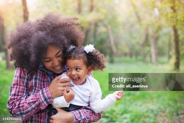 african american mutter und ihre tochter. - baby lachen natur stock-fotos und bilder