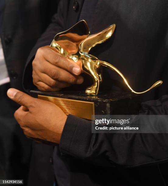 May 2019, Italy, Venedig: The US-American filmmaker and cameraman Arthur Jafa holds his lion in his hand for the best artist at the award of the...