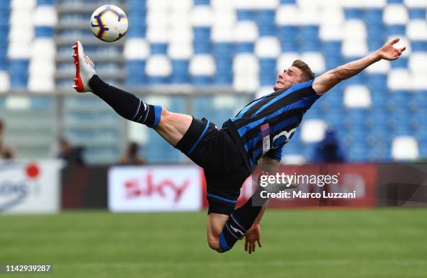 Robin Gosens of Atalanta BC controls the ball during the Serie A match between Atalanta BC and Genoa CFC at Mapei Stadium - Citta del Tricolore on...