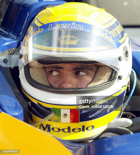 Mexican race car driver Adrian Fernandez takes a pit stop during a trial run in Nuevo Leon, Mexico 22 March 2003. El piloto mexicano Rodolfo Lavin de...