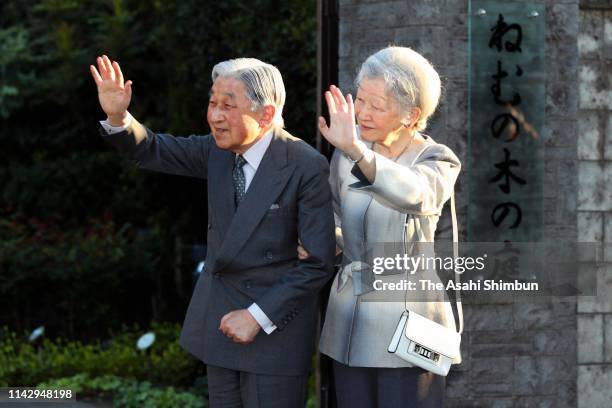 Emperor Akihito and Empress Michiko wave to well-wishers while visiting the Nemunoki no Niwa garden, on the former site of the home where the empress...