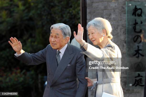 Emperor Akihito and Empress Michiko wave to well-wishers while visiting the Nemunoki no Niwa garden, on the former site of the home where the empress...