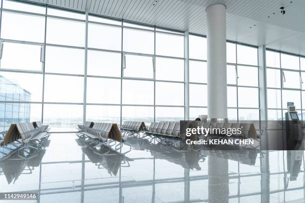 empty airport terminal waiting area - embarquement photos et images de collection