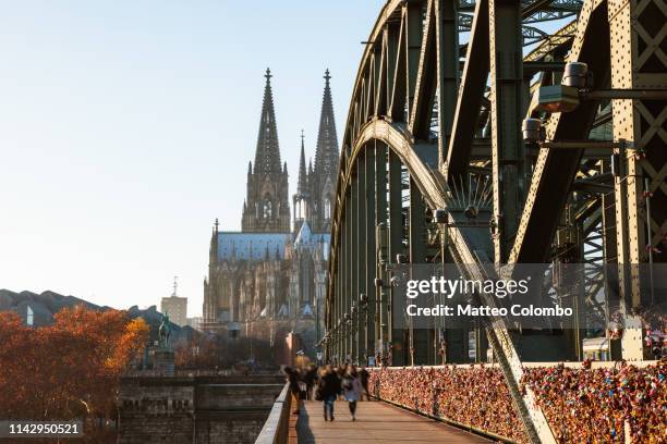 hohenzollern bridge and cathedral, cologne, germany - keulen stockfoto's en -beelden