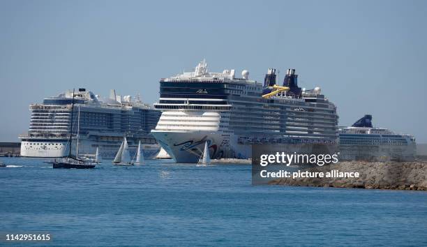 May 2019, Spain, Palma: The cruise ships AidaNova, Norwegian Epic, and Norwegian Star are located off Palma de Mallorca. According to forecasts by...