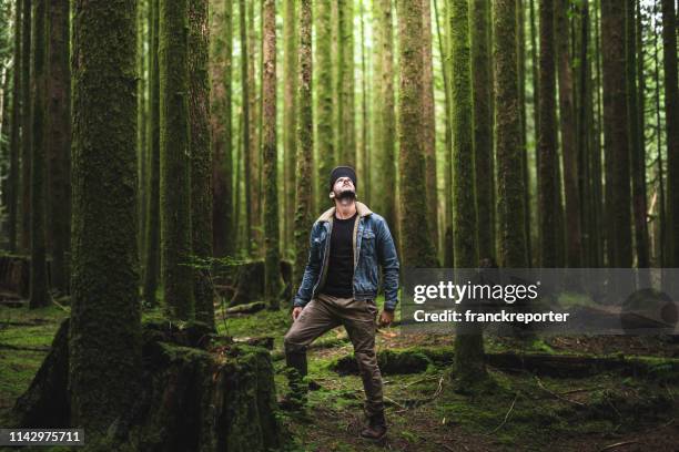man wandelen in british columbia - bewondering stockfoto's en -beelden