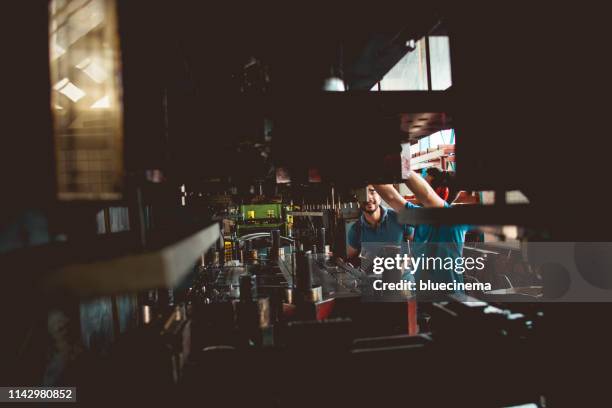 druk op angle mechine - hydraulika stockfoto's en -beelden