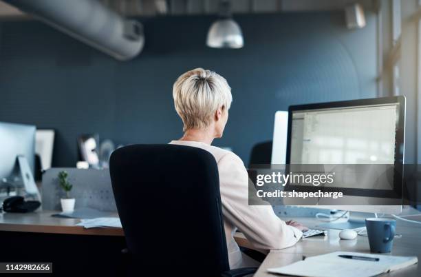 ik ben hier voor succes en niets anders - start ups im büro stockfoto's en -beelden