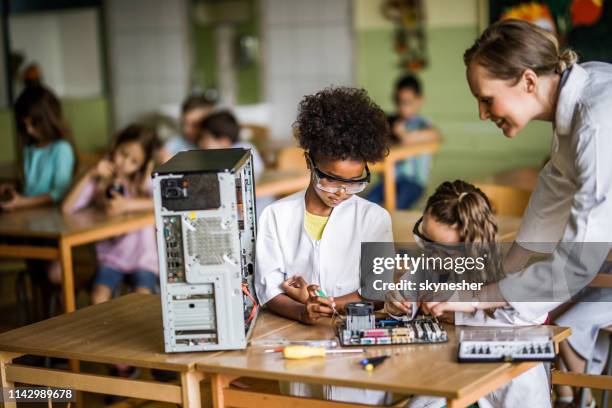 Computer Lab Assitannce 1,780 Computer Lab Science Stock Photos, High-Res Pictures, and Images ...