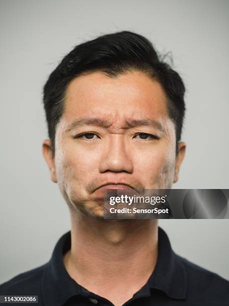 retrato do homem chinês real com expressão disappointed - franzindo as sobrancelhas - fotografias e filmes do acervo