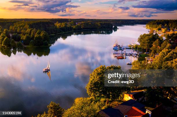 vakanties in polen-vakantie met een zeilboot aan het meer - mazury stockfoto's en -beelden