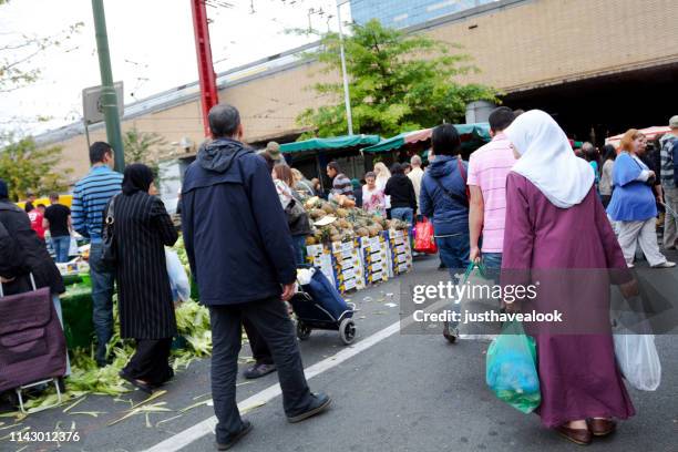 multi-etnisch weekend markt in brussel midi - islam stockfoto's en -beelden