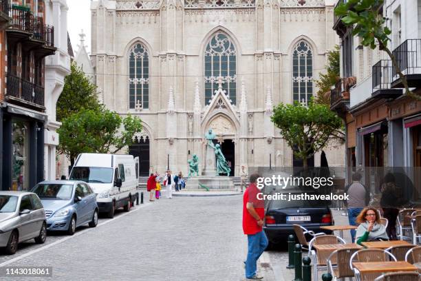 calle y iglesia saint boniface en bruselas - bruselas fotografías e imágenes de stock