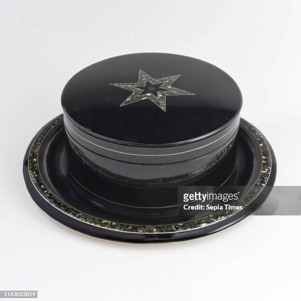 Lodewijk Johannes Nooijen, Lacquered biscuit box, with mother-of-pearl star inlaid, biscuit tin holder mother of pearl lacquer tin iron, Tin: round...